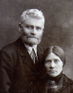 Oluf Martinus - (Tinus) (sønn til Peder Olsen Tullut) og Helena